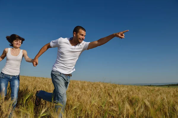 Happy couple in wheat field — Stock Photo, Image