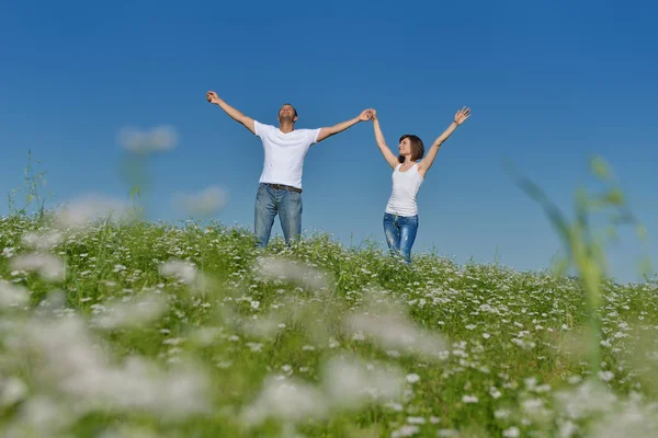 Happy couple in wheat field — Stock Photo, Image