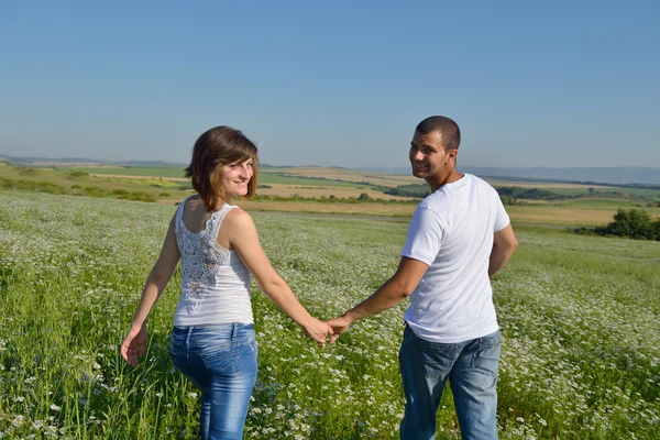 Lyckliga par i vete fält — Stockfoto