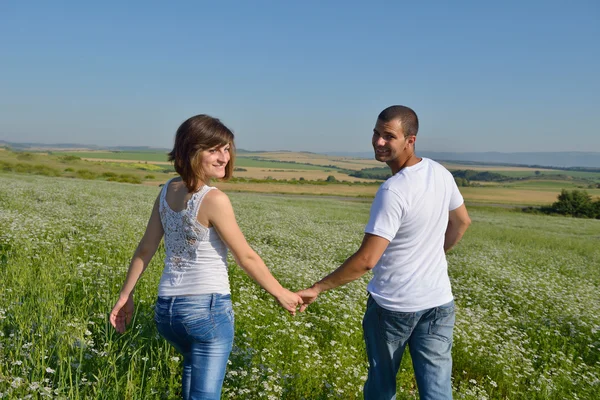 Casal feliz no campo de trigo — Fotografia de Stock