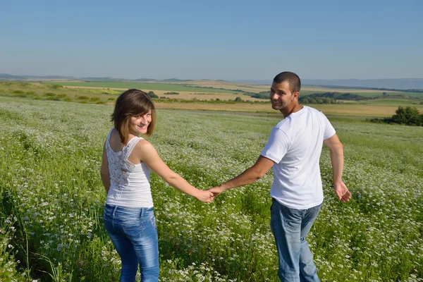 Casal feliz no campo de trigo — Fotografia de Stock