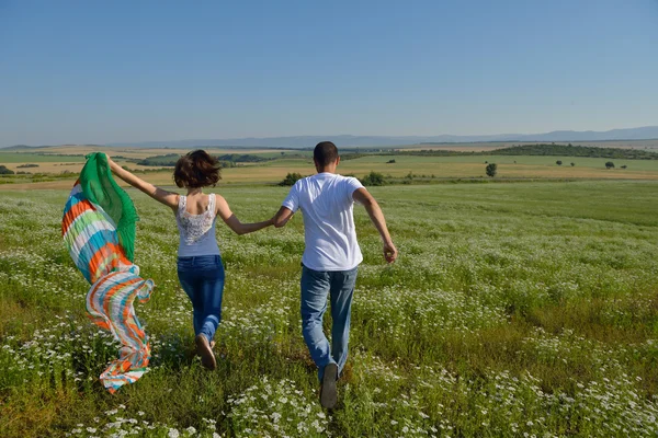 Šťastný pár v pšeničné pole — Stock fotografie