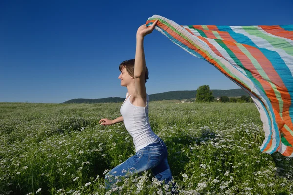 Młoda kobieta na polu pszenicy w lecie — Zdjęcie stockowe