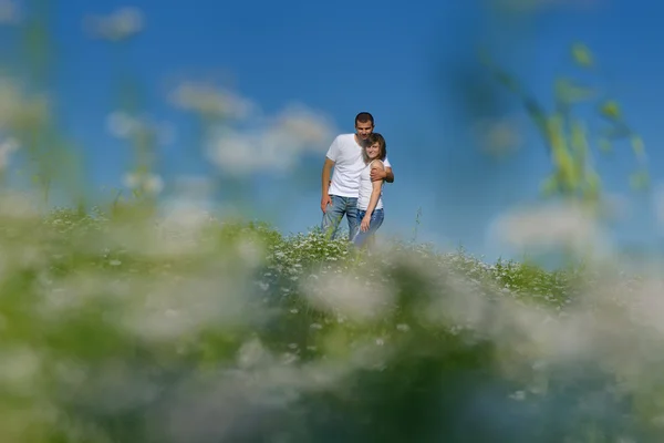 幸福的夫妻在麦田 — 图库照片