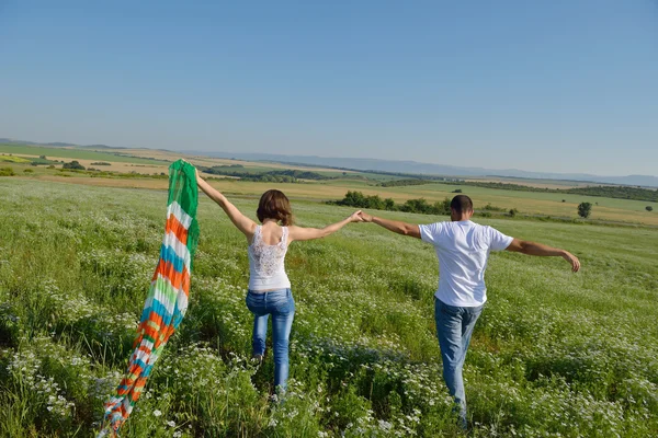 Feliz pareja en el campo de trigo —  Fotos de Stock