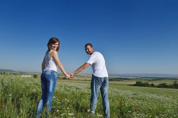 Casal feliz no campo de trigo — Fotografia de Stock