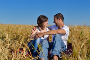 buğday alanında mutlu çift