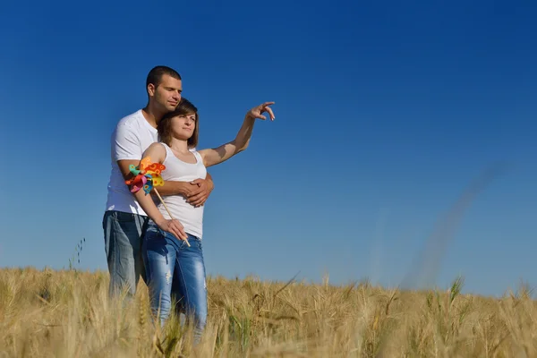 Casal feliz no campo de trigo — Fotografia de Stock