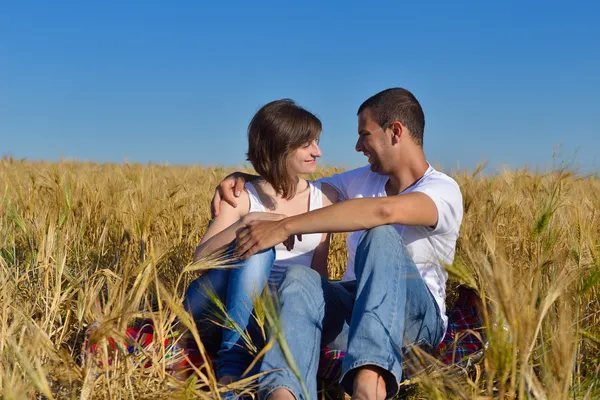 Happy couple in wheat field — Stock Photo, Image