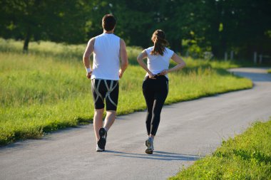 Genç çift sabah koşuyor.