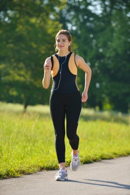 Genç çift sabah koşuyor.