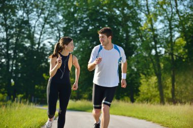 Genç çift sabah koşuyor.