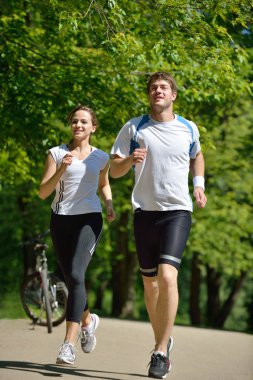 Genç çift sabah koşuyor.