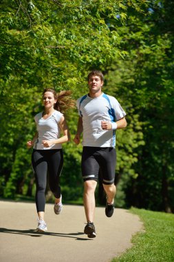 Genç çift sabah koşuyor.