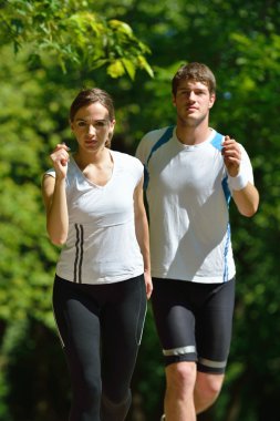 Genç çift sabah koşuyor.