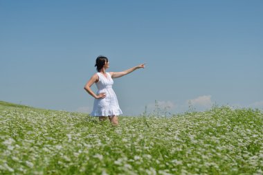 yeşil alan genç mutlu kadın