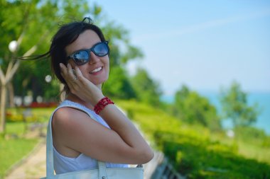 cep telefonunuzun açık genç iş kadını