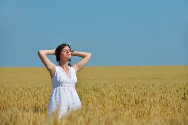 Yazın Buğday Tarlasında Genç Bir Kadın