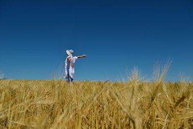 Yazın Buğday Tarlasında Genç Bir Kadın