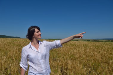 Yazın Buğday Tarlasında Genç Bir Kadın