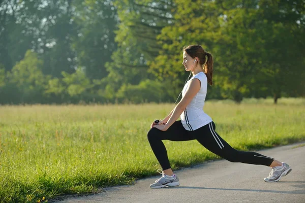 Kadın fitness önce germe — Stok fotoğraf