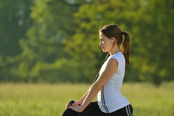 Femme étirant avant remise en forme — Photo