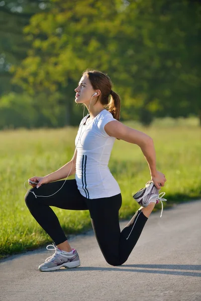 Frau dehnt sich vor Fitness — Stockfoto