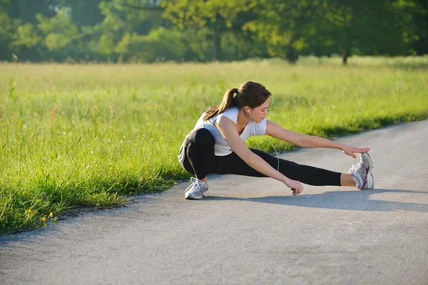 Frau dehnt sich vor Fitness — Stockfoto