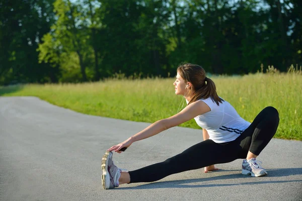 Donna che si estende prima del fitness — Foto Stock