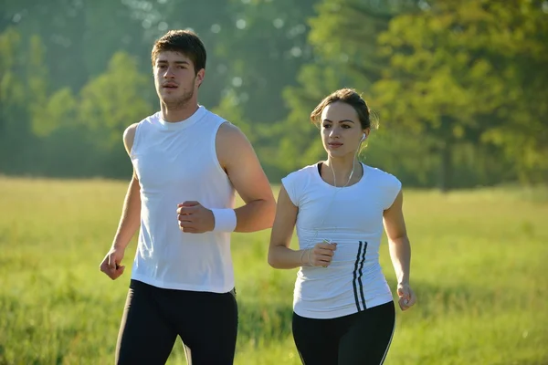 若いカップルジョギング午前中 — ストック写真