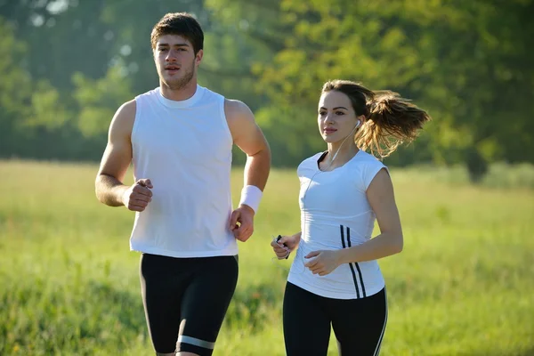Mladý pár jogging na ráno — Stock fotografie