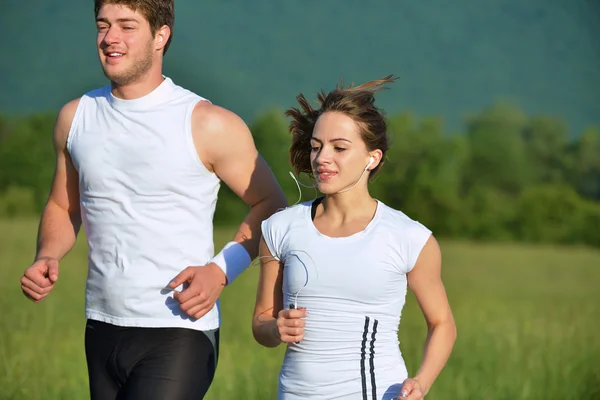 Jeune couple jogging le matin — Photo