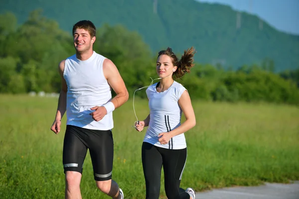 Jeune couple jogging le matin — Photo