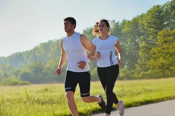 Jong paar joggen in de ochtend — Stockfoto