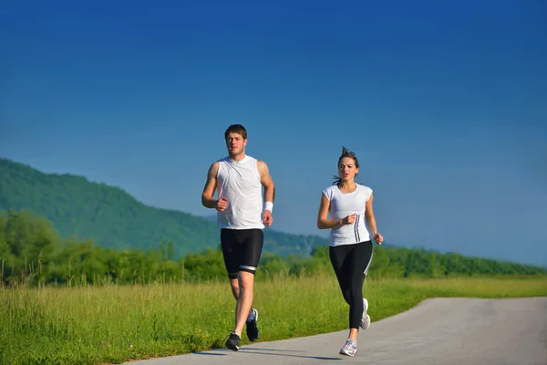 Pareja joven corriendo por la mañana —  Fotos de Stock