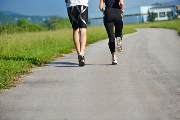 Unga par joggar på morgonen — Stockfoto
