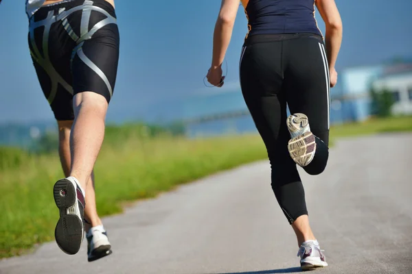 Jeune couple jogging le matin — Photo