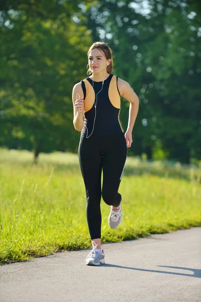 Unga par joggar på morgonen — Stockfoto