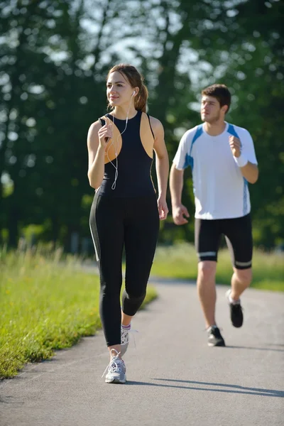 Giovane coppia jogging al mattino — Foto Stock