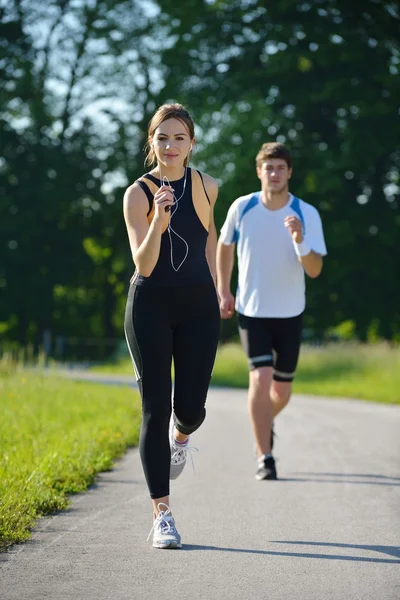 Jeune couple jogging le matin — Photo