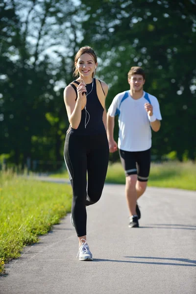 Giovane coppia jogging al mattino — Foto Stock
