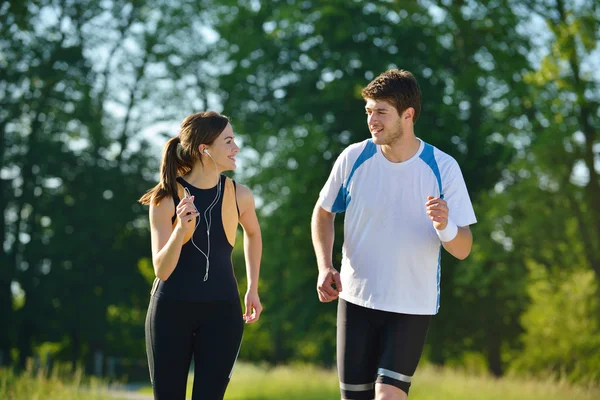 Unga par joggar på morgonen — Stockfoto