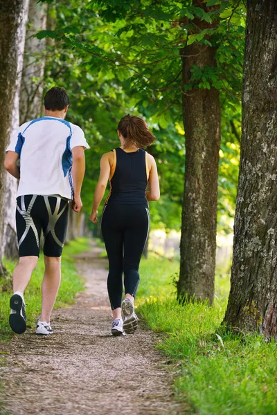 Genç çift sabah koşuyor.