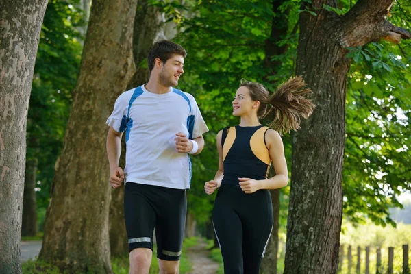 Jeune couple jogging le matin — Photo