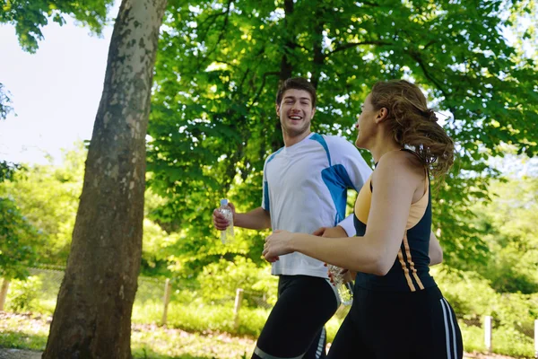 Giovane coppia jogging al mattino — Foto Stock