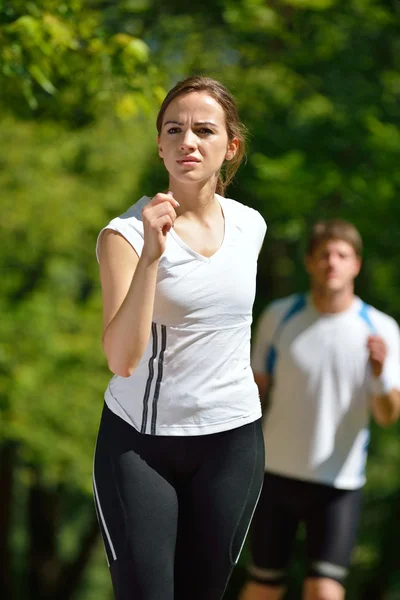 Pareja joven corriendo por la mañana — Foto de Stock