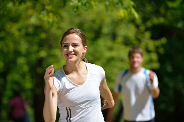 Giovane coppia jogging al mattino — Foto Stock