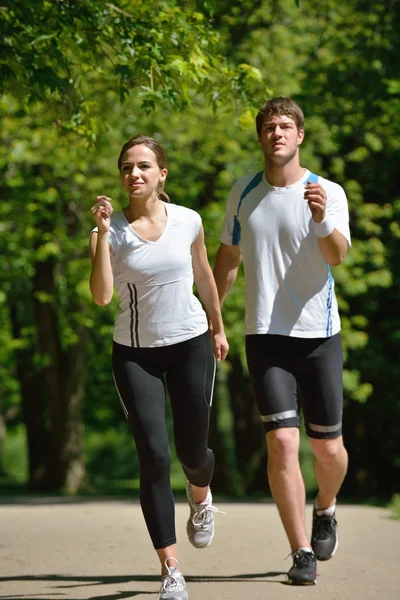 Unga par joggar på morgonen — Stockfoto