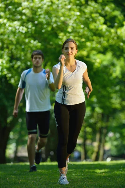 Giovane coppia jogging al mattino — Foto Stock