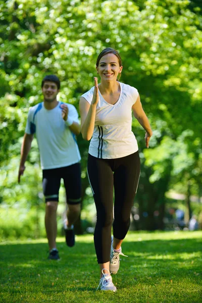 Mladý pár jogging na ráno — Stock fotografie